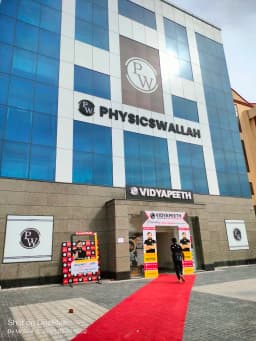 Physics Wallah Vidyapeeth Coaching Center Noida Sec 62 | IIT JEE, NEET & Foundation Classes