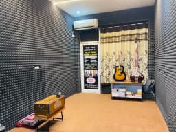 Velvet Singing and Guitar academy - Best music academy in Greater Noida.